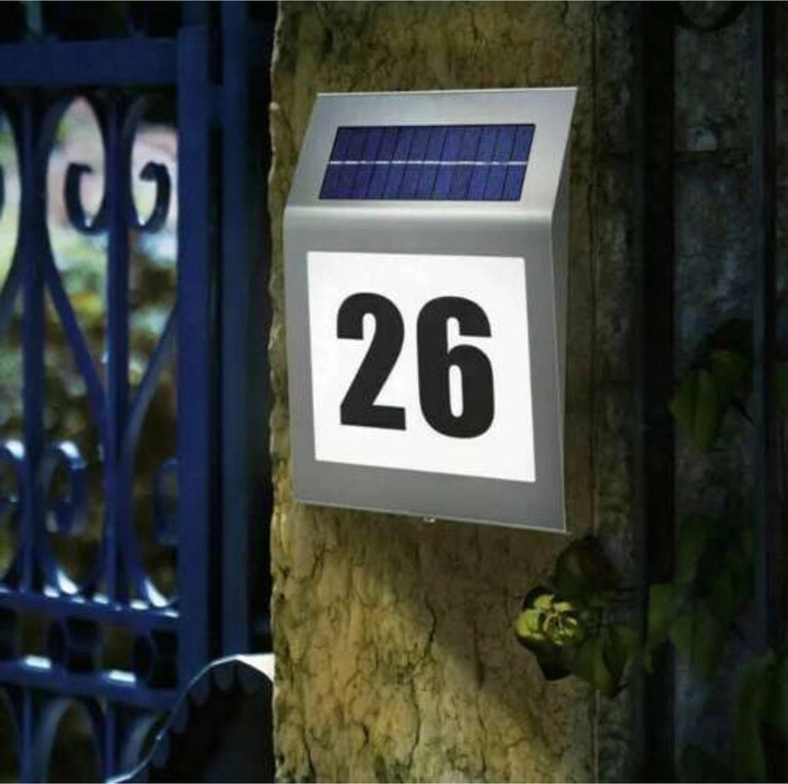 Izoxis Zilver huisnummer met schemersensor en zonnepaneel