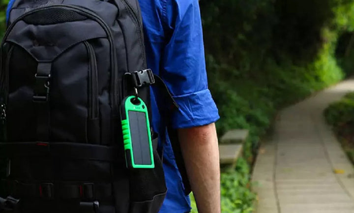 Draagbare zonnelader met dubbele USB + karabijn + zaklamp - 5000 mah - Geel