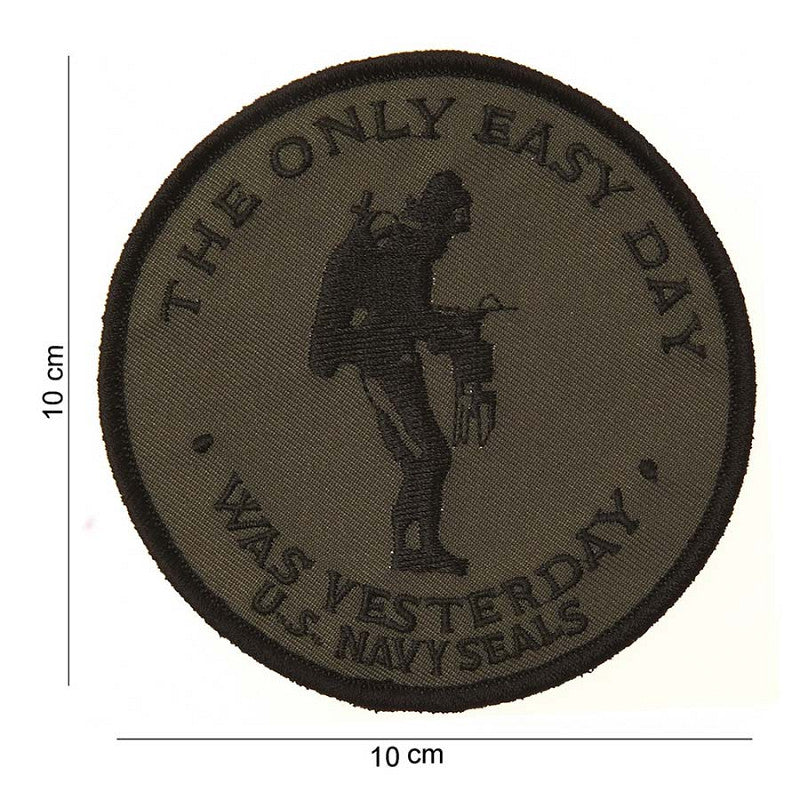 Embleem stof the only easy day (groen)